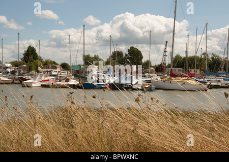 Barche sul fiume Oar creek vicino a Faversham Kent England Regno Unito Foto Stock