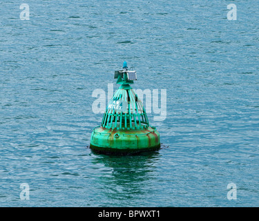 Mare navigazione marker boa tra Southampton e l'Isola di Wight nel canale in inglese Foto Stock