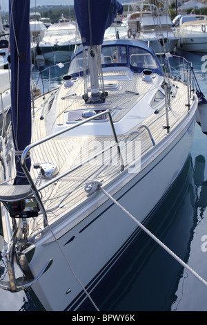 Bow saiboat visualizza white scafo in legno di teak deck ormeggiata in porto Foto Stock