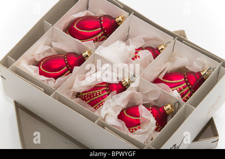 Aprire la scatola di bella fatta a mano vetro rosso decorazioni di Natale Foto Stock