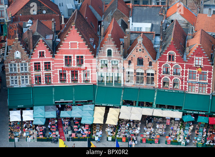 Fila di ornati in centro storico di case in piazza del mercato di Bruges Belgio Foto Stock