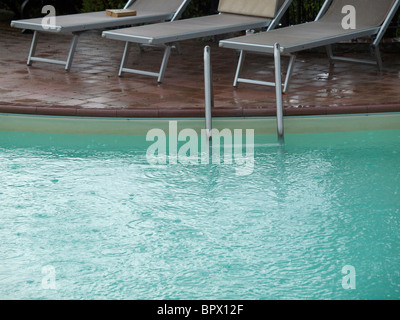 Le gocce di pioggia caduta nella piscina di Pistoia, Toscana, Italia Foto Stock