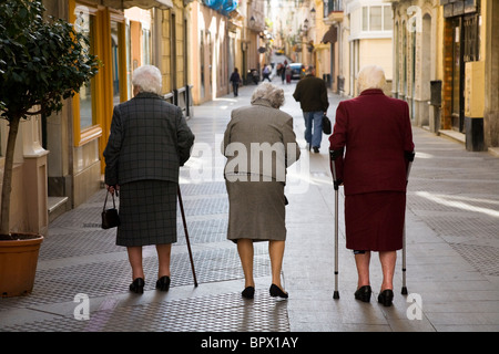 Tre Vecchi / anziani / senior pensionati donne camminare per la strada. Foto Stock
