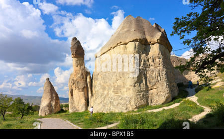 Tufo vulcanico pilastri vicino a Goreme e Uchisar, Cappadocia, Turchia Foto Stock