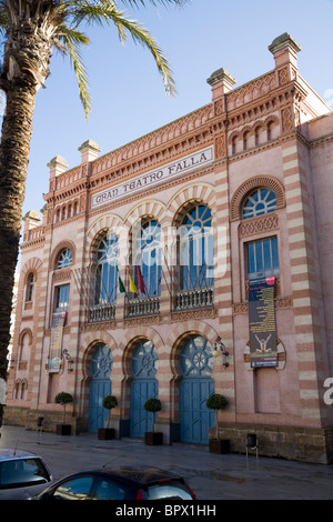 Gran Teatro Falla, in Plaza Fragela, Cadice. Andalusia. Spagna. Il teatro ha una esterni in mattoni rossi e stile moresco. Foto Stock