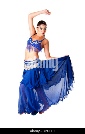 Bella arabo danzatrice del ventre harem donna in blu con abito color argento e gioielli di testa con gem dancing mantello di contenimento, isolata. Foto Stock