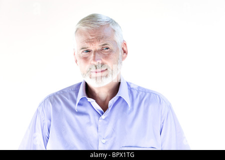 Senior caucasica uomo ritratto sorriso tengono il broncio studio isolato su sfondo bianco Foto Stock