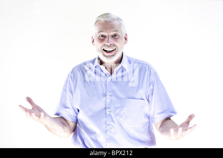 Senior caucasica uomo ritratto accogliente allegro studio isolato su sfondo bianco Foto Stock