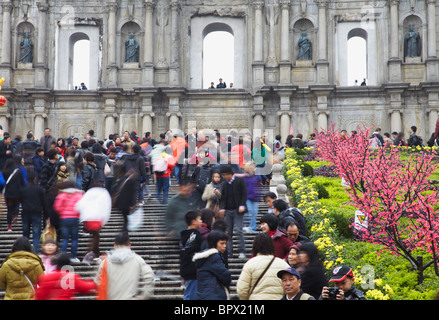 Una folla di gente che sulle fasi di rovine della chiesa di St Paul, Macau, Cina Foto Stock