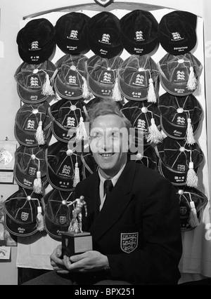 Wolverhampton Wanderers calciatore Billy Wright con la sua Inghilterra i cappelli nel 1952 Foto Stock