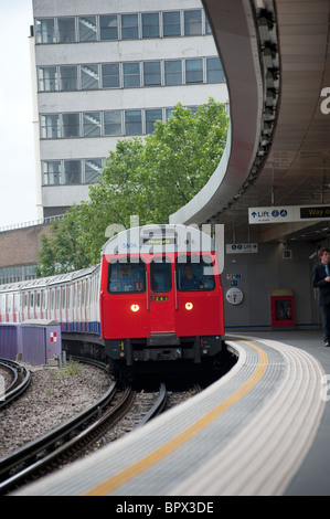 Treno in avvicinamento a una stazione della metropolitana di Londra, Inghilterra. Foto Stock