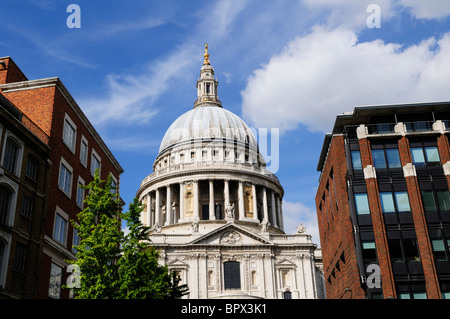 La Cattedrale di St Paul e da Peter's Hill. London, England, Regno Unito Foto Stock