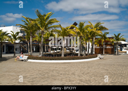 Dh Puerto Calero harbour PUERTO CALERO LANZAROTE Marine waterfront promenade lungomare segnaletica e la scultura Foto Stock