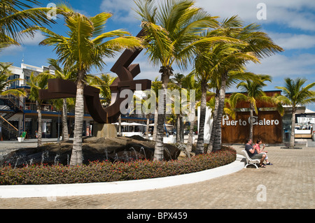 Dh Puerto Calero harbour PUERTO CALERO LANZAROTE Marine waterfront promenade lungomare segnaletica e la scultura Foto Stock