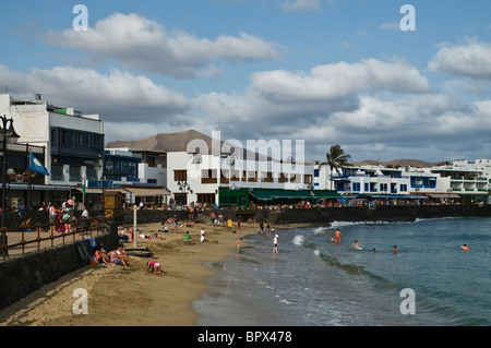 Dh spiaggia PLAYA BLANCA LANZAROTE Playa Blanca beach village città sul lungomare Foto Stock