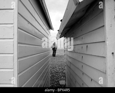 Vista tra cabine sulla spiaggia, a Lancing, West Sussex, Inghilterra meridionale Foto Stock