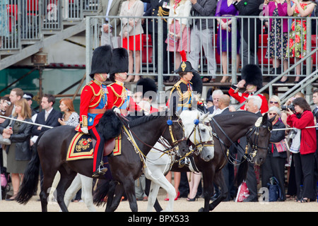 Il Royal colonnelli arrivando alla sfilata delle Guardie a Cavallo. "Trooping il colore' 2010 Foto Stock