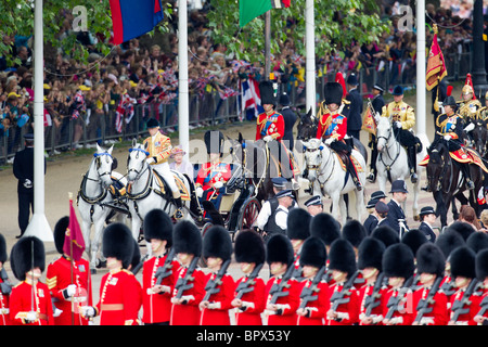 Il corteo reale arriva alla sfilata delle Guardie a Cavallo. "Trooping il colore' 2010 Foto Stock