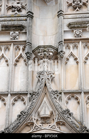 Dettaglio della scultura opera sul mercato medievale Croce, Chichester. Foto Stock