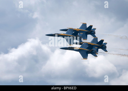 Blue Angels in Signature Diamond 360 Formazione a 2009 Thunder su Michigan Air Show. Foto Stock