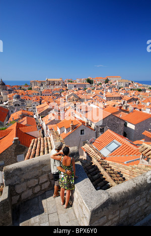 DUBROVNIK, Croazia. Una giovane coppia che si affaccia sul centro storico dalle mura della città. Foto Stock