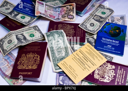 Regno Unito i passaporti con la vaccinazione di libri e di Ian nternational certificato per la febbre gialla inoculazione Foto Stock