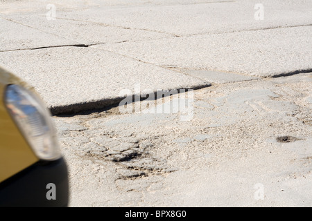 Asfalto di fori sul fondo stradale. Auto in un movimento. Foto Stock