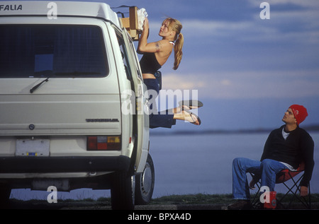 Donne rocciatore facendo tirare ups sul lato di un furgone VW Foto Stock