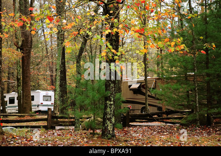 Campeggio e colori autunnali a Cades Cove area del Parco Nazionale di Great Smoky Mountains Tennessee Foto Stock