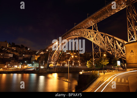 Dom Luis Bridge illuminata di notte, Oporto portogallo Foto Stock