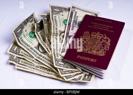 Per il Regno Unito un passaporto recante su una pila di usato Dollari Americani fatture Foto Stock