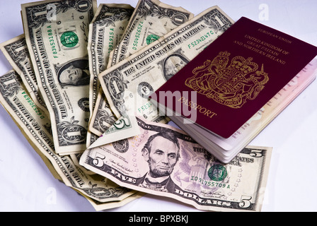 Per il Regno Unito un passaporto recante su una pila di usato Dollari Americani fatture Foto Stock