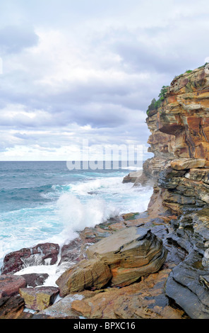 Grandi onde schizzi sulle rocce vicino Bronte, Bondi e spiagge Tamarama vicino a Sydney, Australia Foto Stock