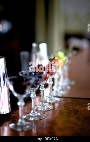 Bicchieri in un bar con frutta in vetro.5 bar vetro sulla parte superiore della barra con frutta in vetro.elegante bar con gli occhiali sulla barra Foto Stock