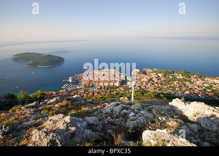 DUBROVNIK, Croazia. Una vista panoramica del paese vecchio di Dubrovnik, isola di Lokrum e l'Adriatico dalla vetta del monte Srd. Foto Stock
