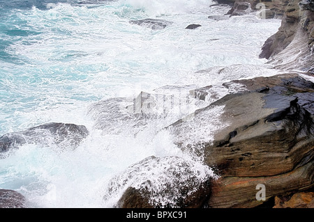 Grandi onde schizzi sulle rocce vicino Bronte, Bondi e spiagge Tamarama vicino a Sydney, Australia Foto Stock