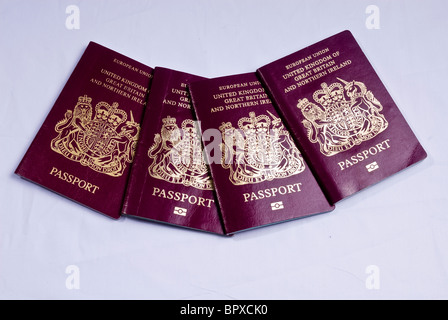 Regno Unito passaporti su un tavolo, a faccia in su che mostra la cresta e le insegne del Regno Unito Foto Stock