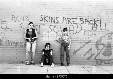 Le ragazze adolescenti appeso attorno a Sutton Hill Telford Shropshire nel settembre 1978 foto di David BAGNALL Foto Stock