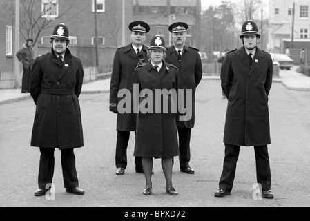 In uniforme degli ufficiali di polizia a Wolverhampton Anti nazista di marzo 1981 Foto Stock