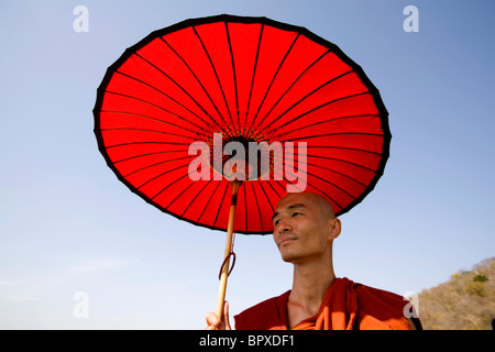 Il Tibetano Buddhmonk su Eagle (Vulture) picco dove il Buddha Shakyamuni predicò il Sutra del Lotus, Rajgir, Rajagriha, Bihar, in India. Foto Stock