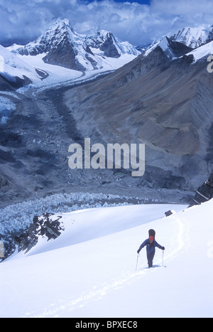 L'uomo climbing Chang Zheng Peak (6996m) nei pressi del monte Everest Foto Stock