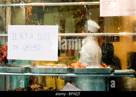 "C'è più alcuna duck' afferma il poster durante il nuovo anno cinese, nel quartiere cinese di Parigi, Francia. Foto Stock