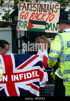 I membri di Islamophobic ala destra del gruppo inglese lega di difesa (EDL) interrompere un musulmano marzo Foto Stock