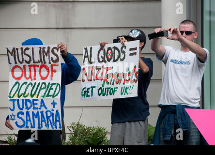 I membri di Islamophobic ala destra del gruppo inglese lega di difesa (EDL) interrompere un musulmano marzo Foto Stock