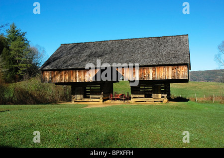 Fienile a sbalzo a Brierley Hill House e cascina in Cades Cove Tennessee Foto Stock