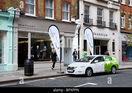 Zipcar, Auto Zip City of Westminster guida la pubblicità del progetto a Marylebone High Street, London, England, Regno Unito, Europa, UE Foto Stock