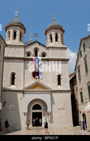 La Chiesa Ortodossa di San Nicola si trova sul lato nord della piazza di Sveti Luka, San Luka Square, noto anche come il.. Foto Stock