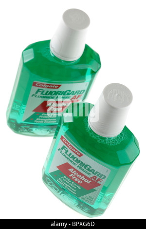 Due bottiglie di plastica di Colgate Fluorigard alcool fluoruro quotidiano gratuito di protezione della cavità di risciacquo di collutorio Foto Stock