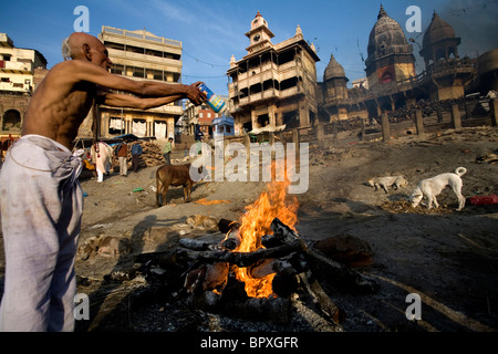 Bijay Singh bruciare il corpo di suo padre morto, Manikarnika ghat Varanasi, Uttar Pradesh, India. Foto Stock
