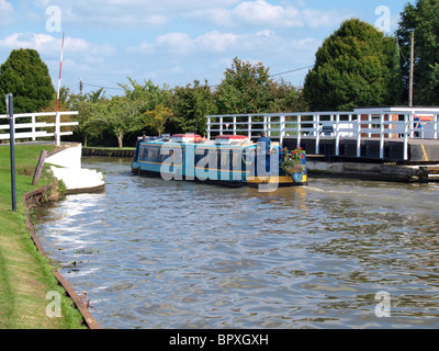 Canal Boat oltrepassando una oscillazione del ponte stradale sul Gloucester e Nitidezza Canal, REGNO UNITO Foto Stock
